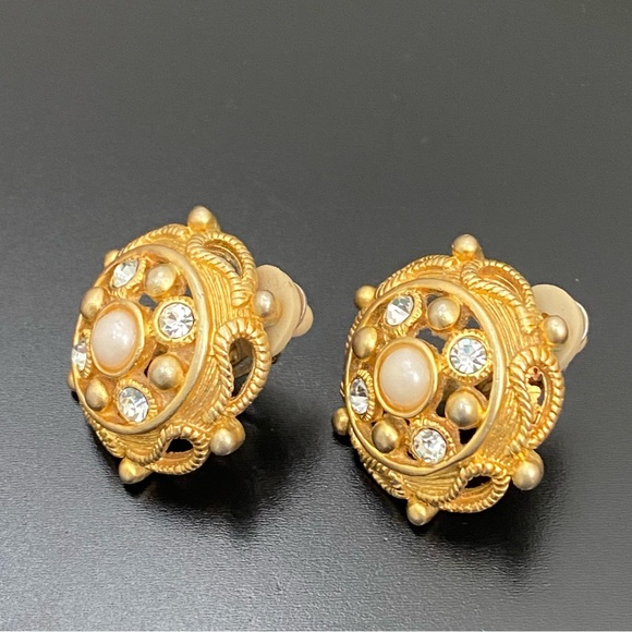 Vintage Unsigned Gold-tone Faux Pearl Rhinestones Dome Clip On Earrings 24g - Picture 6 of 13
